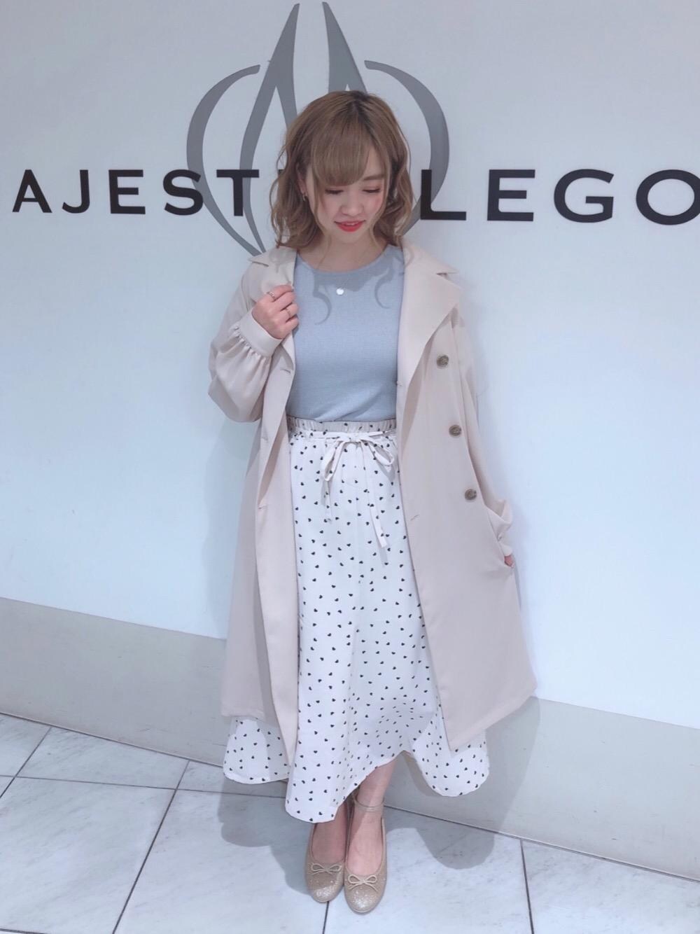 「パンプス、スカート、トレンチコート、春アウター、MAJESTIC LEGON、スプリングコーデ、マジェスティックレゴン、パワショル」｜「MAJESTIC LEGONのレトロバレエパンプス（パンプス、ゴールド系）」を使った、マジェスティックレゴン天王寺ミオ店スタッフさん（レディース・156cm）の春コーディネートの1枚目の写真