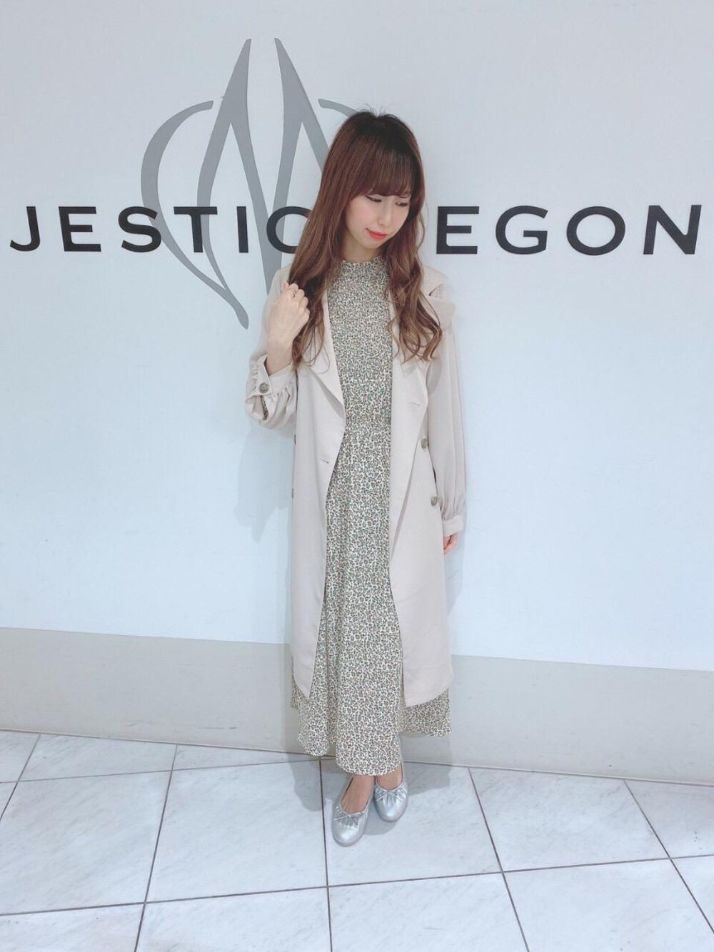 「トレンチコート、MAJESTIC LEGON、ショッピング、マジェスティックレゴン、小花柄ワンピース、バレエパンプス、バックレースアップトレンチ」｜「MAJESTIC LEGONのバックレースアップトレンチ（トレンチコート、ホワイト系）」を使った、マジェスティックレゴン天王寺ミオ店スタッフさん（レディース・156cm）の春コーディネートの1枚目の写真