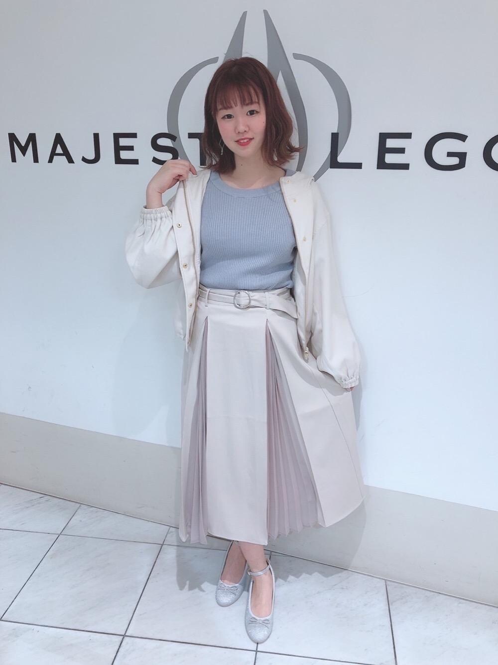 「ブルゾン、キラキラ、MAJESTIC LEGON、ショッピング、マジェスティックレゴン、バレエパンプス、プリーツ切り替えスカート、ポヨン袖ブルゾン」｜「MAJESTIC LEGONのポヨン袖ショートブルゾン（ブルゾン、ホワイト系）」を使った、マジェスティックレゴン天王寺ミオ店スタッフさん（レディース・156cm）の春コーディネートの1枚目の写真