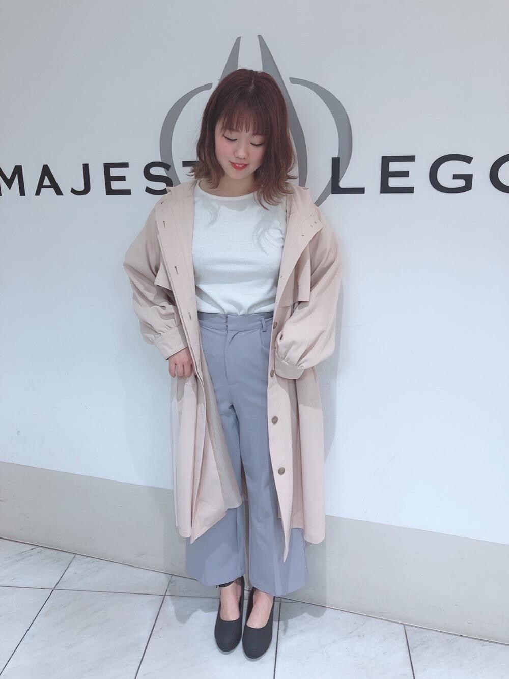 「カジュアル、カラーパンツ、トレンチ、キレイめ、プリーツ、MAJESTIC LEGON、オーガンジー、マジェスティックレゴン、センタープレスパンツ、おうち時間」｜「MAJESTIC LEGONのフカフカフェミニンパンプス（パンプス、ブラック系）」を使った、マジェスティックレゴン天王寺ミオ店スタッフさん（レディース・156cm）の春コーディネートの1枚目の写真