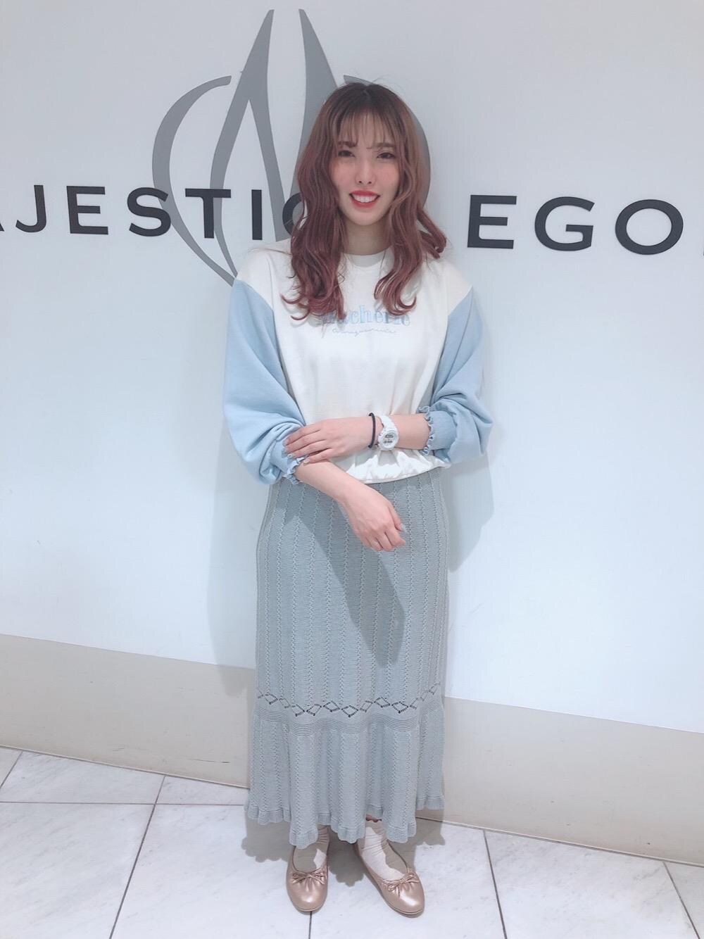 「カジュアル、ルームウェア、フリル、バレエシューズ、ニットスカート、フェミニン、MAJESTIC LEGON、部屋着、マジェスティックレゴン、おうち時間」｜「MAJESTIC LEGONの裾フリルニットスカート（スカート、グリーン系）」を使った、マジェスティックレゴン天王寺ミオ店スタッフさん（レディース・156cm）の春コーディネートの1枚目の写真