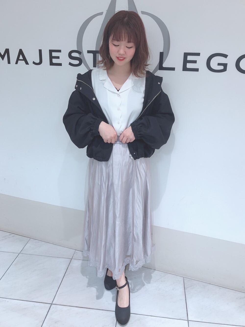 「MAJESTIC LEGON、マジェスティックレゴン、フカフカフェミニンパンプス、ポヨン袖ショートブルゾン、キラキラリバーシブルスカート、フローラルカラータンク、レーススリーブ開襟ブラウス、おうち時間」｜「MAJESTIC LEGONのポヨン袖ショートブルゾン（ブルゾン、ブラック系）」を使った、マジェスティックレゴン天王寺ミオ店スタッフさん（レディース・156cm）の春コーディネートの1枚目の写真