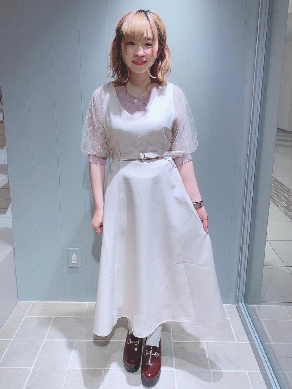 「フェミニン、MAJESTIC LEGON、ショッピング、マジェスティックレゴン、キラキラチュールスリーブニット、アソートスカラップサンダル、ベルト付きジャンスカ」｜「MAJESTIC LEGONのキラキラチュールスリーブニット（ニット/セーター、ピンク系）」を使った、マジェスティックレゴン天王寺ミオ店スタッフさん（レディース・156cm）の春コーディネートの1枚目の写真