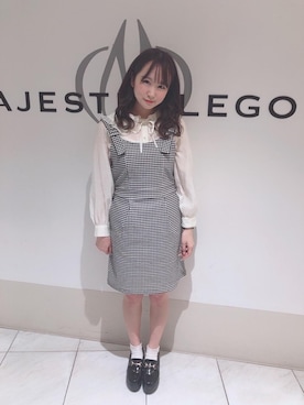 「MAJESTIC LEGON（マジェスティックレゴン）のアイテム（ジャンパースカート）」を使った、マジェスティックレゴン天王寺ミオ店スタッフさん（レディース・156cm）の春コーディネート
