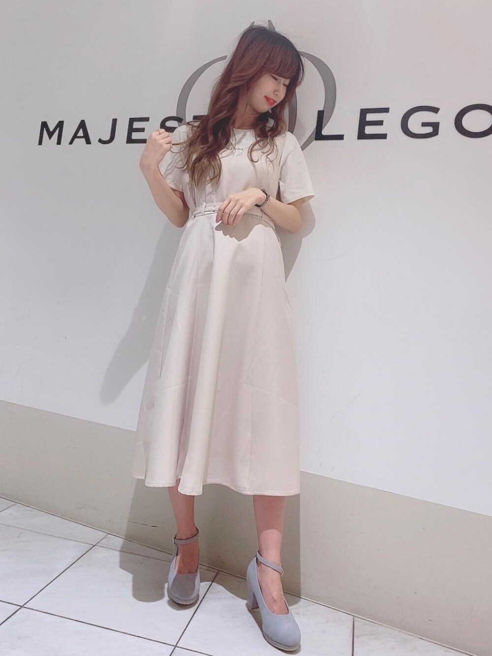 「ジャンスカ、ワントーン、MAJESTIC LEGON、ショッピング、マジェスティックレゴン、ベルト付ジャンスカ、フカフカパンプス、アソートロゴTシャツ」｜「MAJESTIC LEGONのフカフカフェミニンパンプス（パンプス、ブルー系）」を使った、マジェスティックレゴン天王寺ミオ店スタッフさん（レディース・156cm）の春コーディネートの1枚目の写真