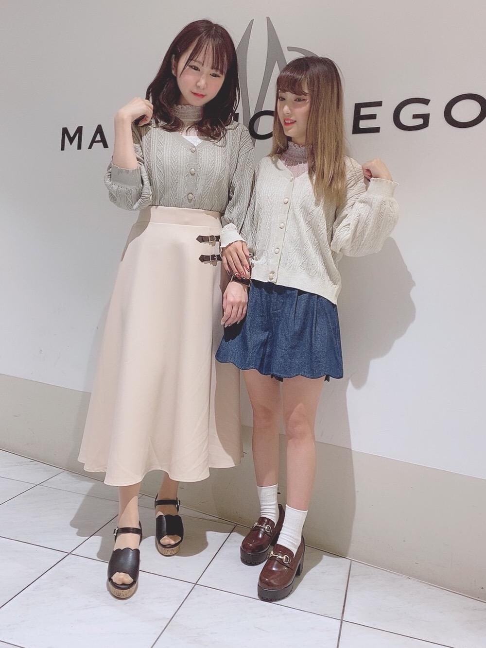 「MAJESTIC LEGON、マジェスティックレゴン、ヒールローファー、ハイネックレーシータンク、ラップフレアスカート、おうち時間、スカラップフレアショートパンツ、アソートスカラップサンダル、ミニケーブルカーディガン」｜「MAJESTIC LEGONのハイネックレーシータンク（タンクトップ、グレー系）」を使った、マジェスティックレゴン天王寺ミオ店スタッフさん（レディース・156cm）の春コーディネートの1枚目の写真