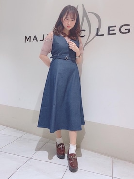 「MAJESTIC LEGON（マジェスティックレゴン）のアイテム（ジャンパースカート）」を使った、マジェスティックレゴン天王寺ミオ店スタッフさん（レディース・156cm）の春コーディネート