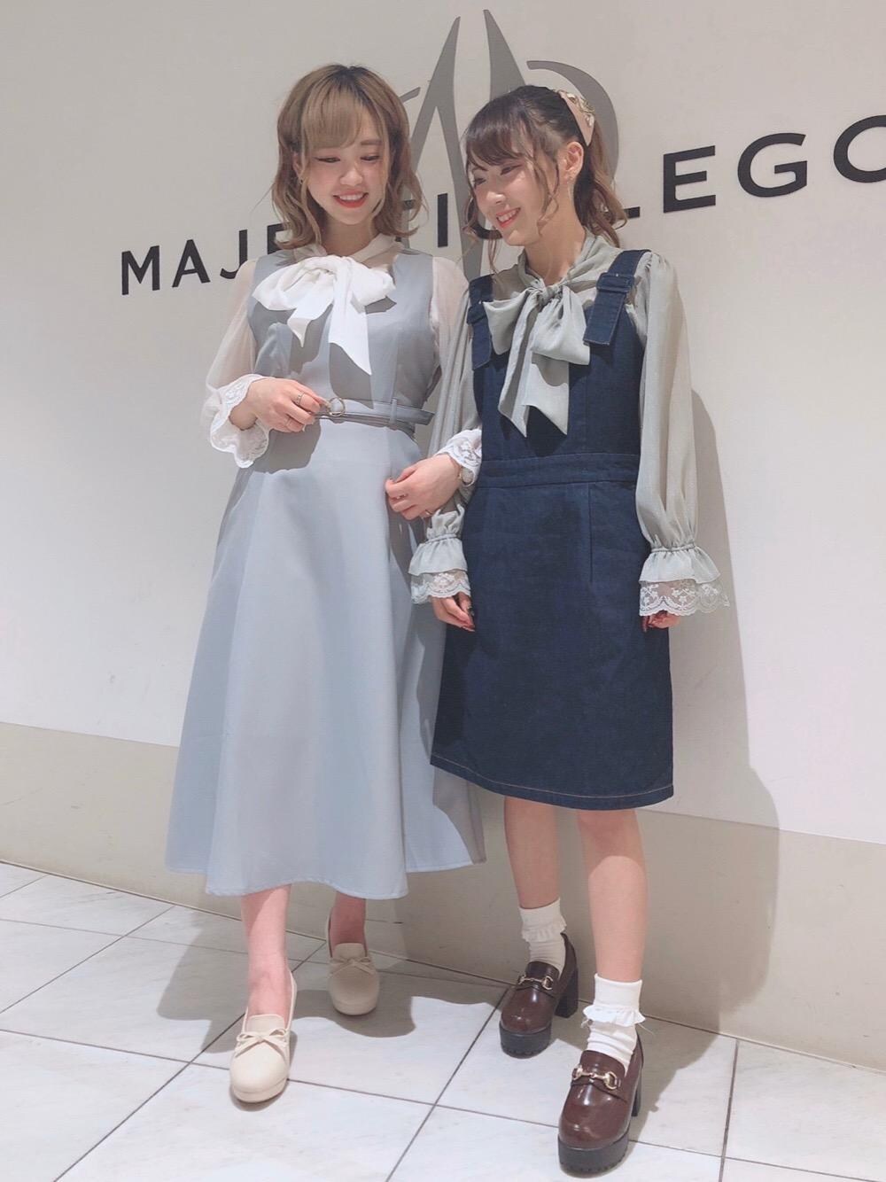 「ジャンスカ、バックリボン、ボウタイ、MAJESTIC LEGON、マジェスティックレゴン、ヒールローファー、おうち時間」｜「MAJESTIC LEGONのリボンパンプス（パンプス、ホワイト系）」を使った、マジェスティックレゴン天王寺ミオ店スタッフさん（レディース・156cm）の春コーディネートの1枚目の写真