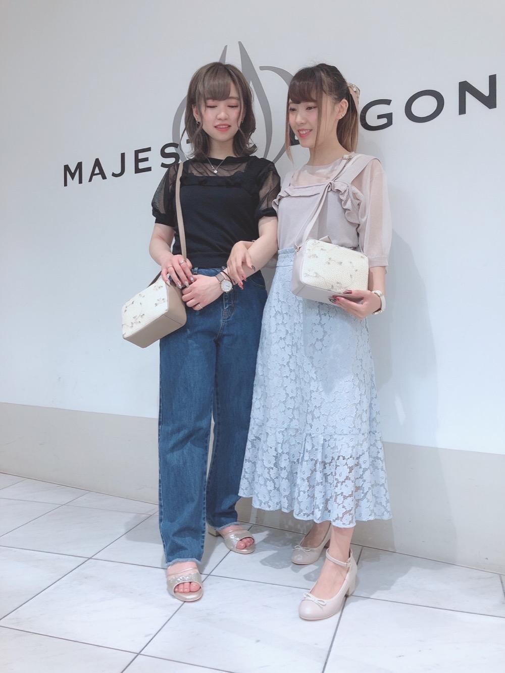 ホワイト系のパンプス、ブルー系のスカート、ブラウン系のショルダーバッグを着用したレディースの夏コーディネートの1枚目の写真