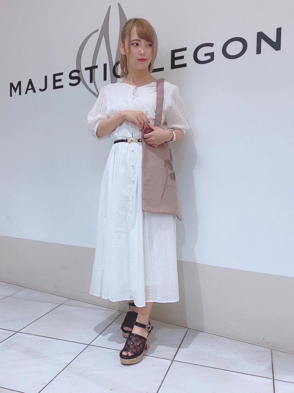 ピンク系のトートバッグ、ホワイト系のワンピース、ブラック系のサンダルを着用したレディースの夏コーディネートの1枚目の写真