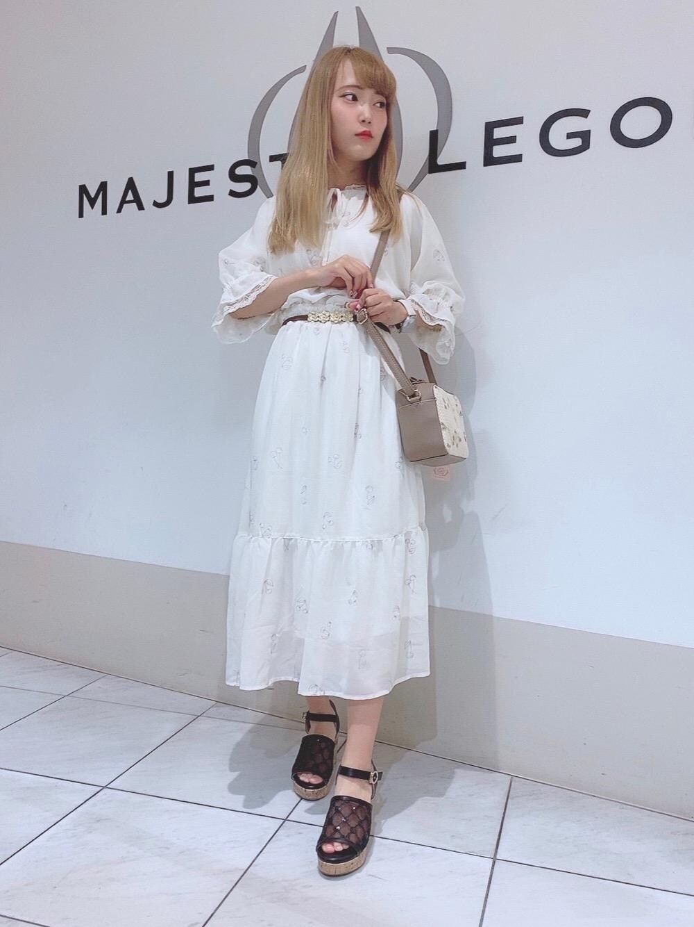 「ワンピース、チュール、リボン、サンダル、オフショル、MAJESTIC LEGON、さくらんぼ、マジェスティックレゴン、パールベルト、フラワーバック」｜「MAJESTIC LEGONのチュールフラワーショルダー（ショルダーバッグ、ブラウン系）」を使った、マジェスティックレゴン天王寺ミオ店スタッフさん（レディース・156cm）の夏コーディネートの1枚目の写真