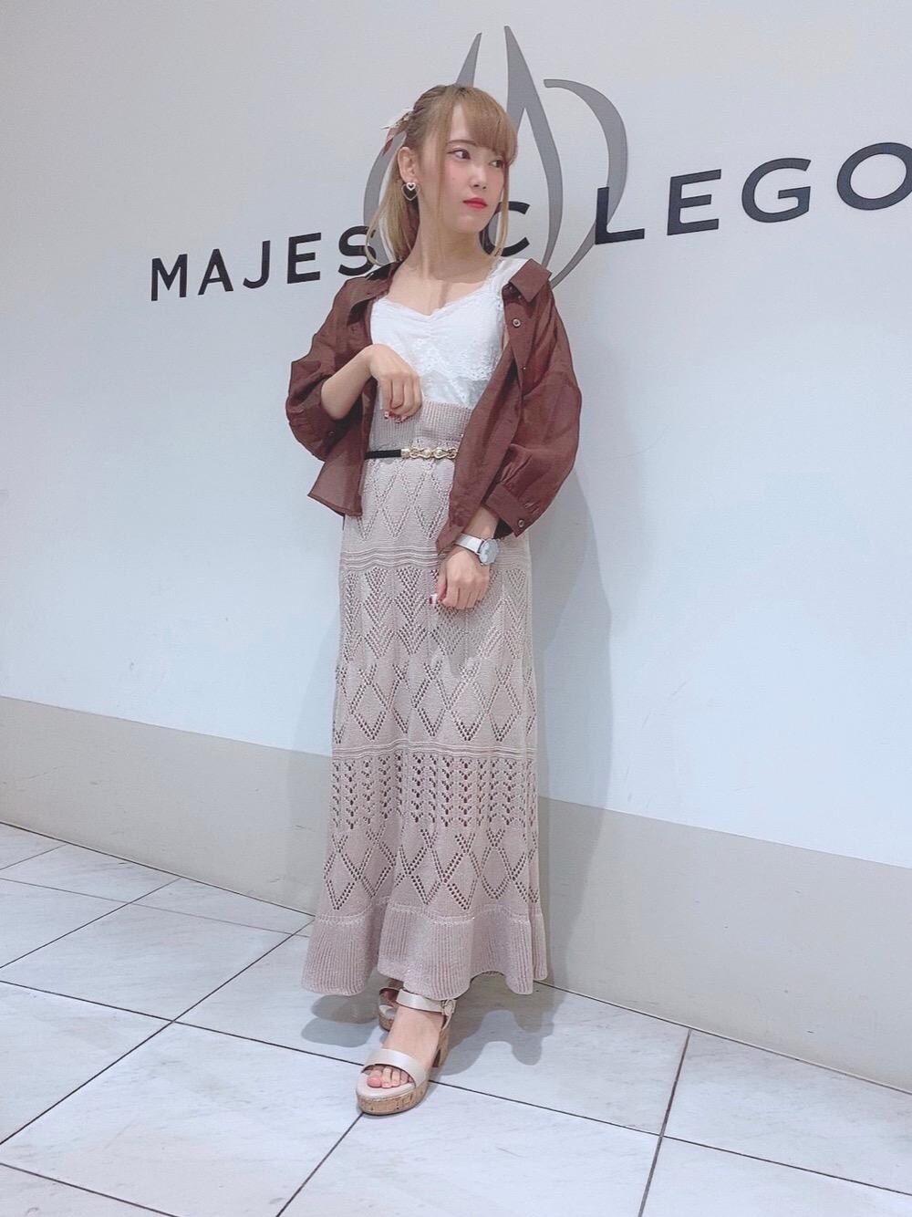 ブラウン系のシャツ/ブラウス、ホワイト系のサンダル、ピンク系のスカートを着用したレディースの夏コーディネートの1枚目の写真