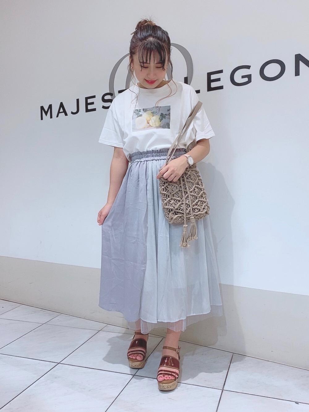「スカート、Tシャツ、バック、サンダル、MAJESTIC LEGON、フルーツ、ラメスカート、マジェスティックレゴン、キラキラスカート、あみあみバック」｜「MAJESTIC LEGONのクリアウェッジサンダル（サンダル、ブラウン系）」を使った、マジェスティックレゴン天王寺ミオ店スタッフさん（レディース・156cm）の夏コーディネートの1枚目の写真