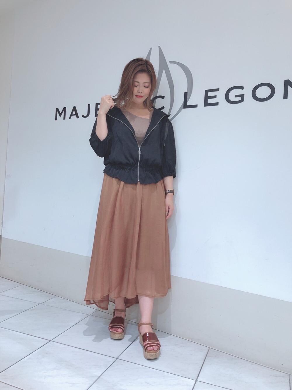 「アウター、スカート、パーカー、インナー、サンダル、MAJESTIC LEGON、マジェスティックレゴン、クリアサンダル、キラキラスカート」｜「MAJESTIC LEGONのサテンフリルシャツパーカー（シャツ/ブラウス、ブラック系）」を使った、マジェスティックレゴン天王寺ミオ店スタッフさん（レディース・156cm）の夏コーディネートの1枚目の写真