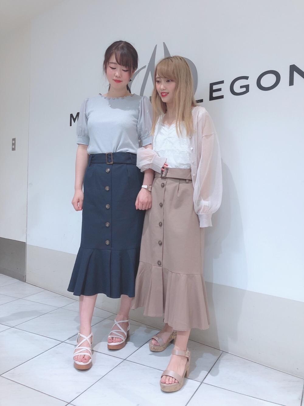 「カーディガン、チュール、トップス、サンダル、マーメイドスカート、MAJESTIC LEGON、マジェスティックレゴン、フロントボタン、シアーニット、レースタンクトップ」｜「MAJESTIC LEGONのシンプリーサンダル（サンダル、ベージュ系）」を使った、マジェスティックレゴン天王寺ミオ店スタッフさん（レディース・156cm）の夏コーディネートの1枚目の写真