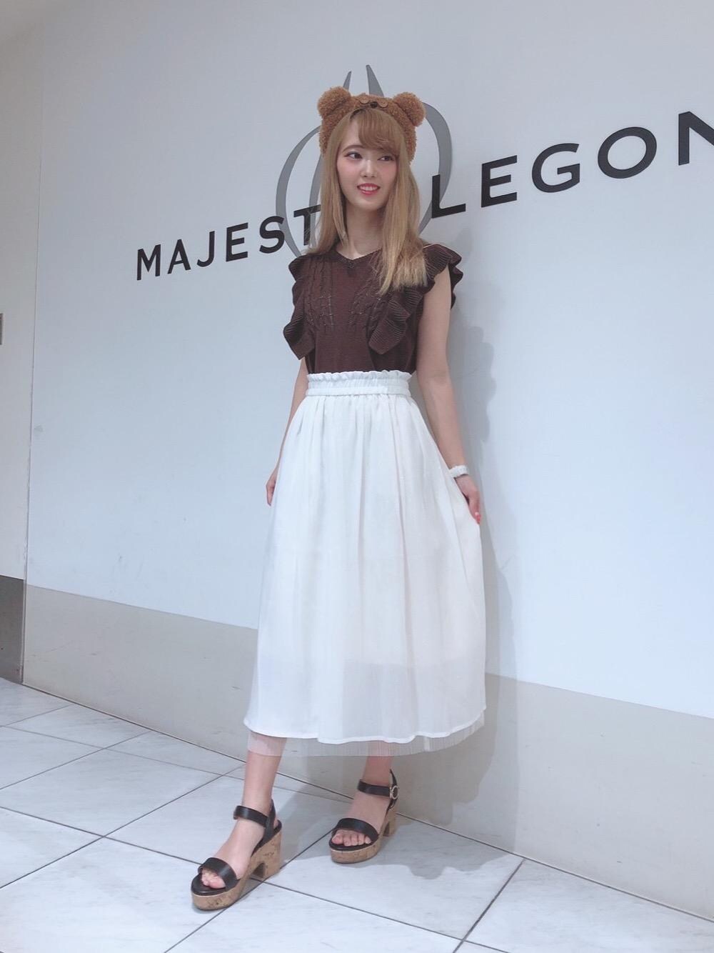 「スカート、ニットベスト、サンダル、MAJESTIC LEGON、マジェスティックレゴン、キラキラスカート、ティムコーデ」｜「MAJESTIC LEGONのシンプリーサンダル（サンダル、ブラック系）」を使った、マジェスティックレゴン天王寺ミオ店スタッフさん（レディース・156cm）の夏コーディネートの1枚目の写真