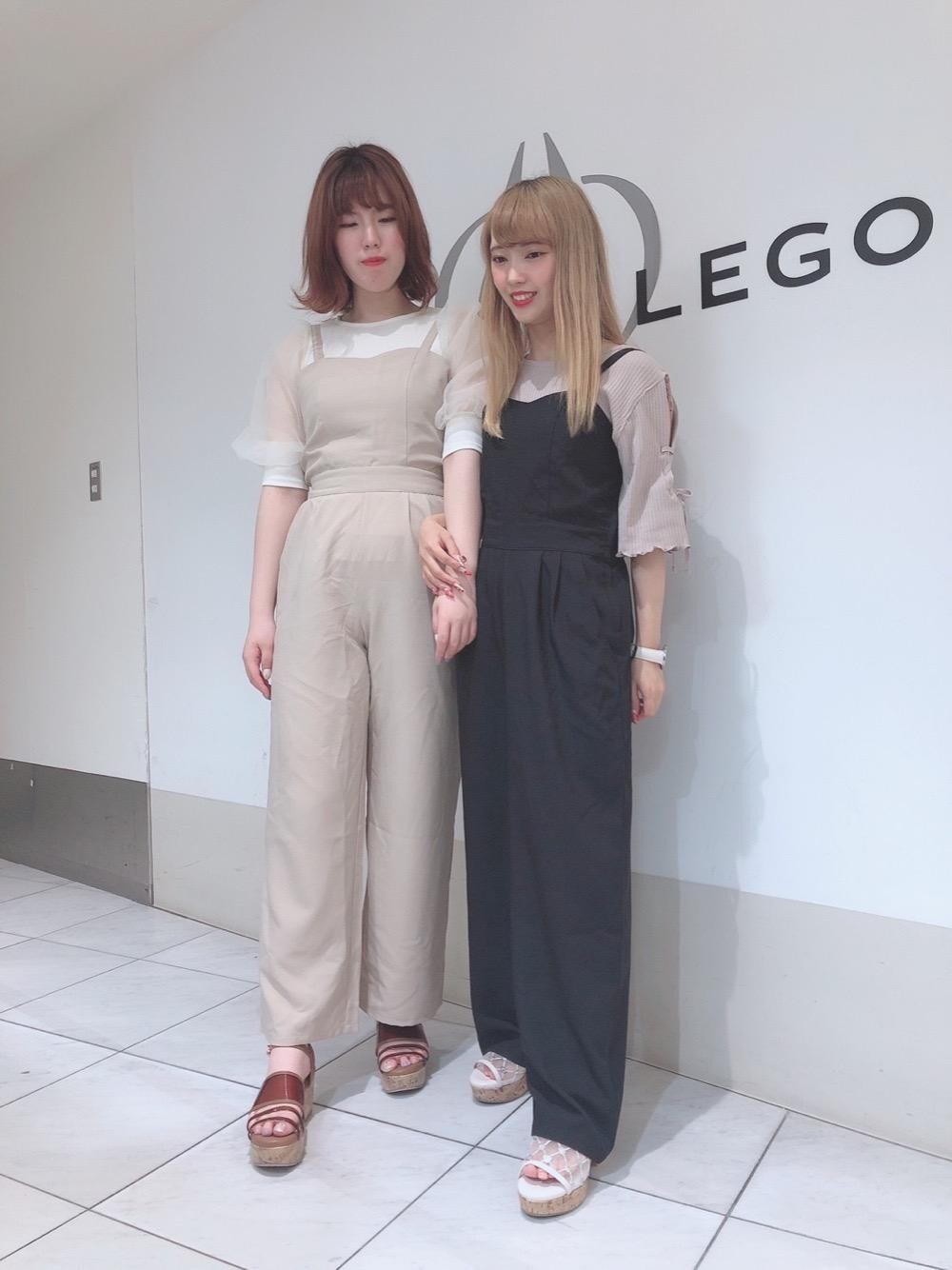 「サロペット、トップス、レースアップ、バックリボン、サンダル、MAJESTIC LEGON、オーガンジー、クリア、マジェスティックレゴン、エンブロイダリー」｜「MAJESTIC LEGONのオーガンジースリーブトップス（Tシャツ/カットソー、ホワイト系）」を使った、マジェスティックレゴン天王寺ミオ店スタッフさん（レディース・156cm）の夏コーディネートの1枚目の写真