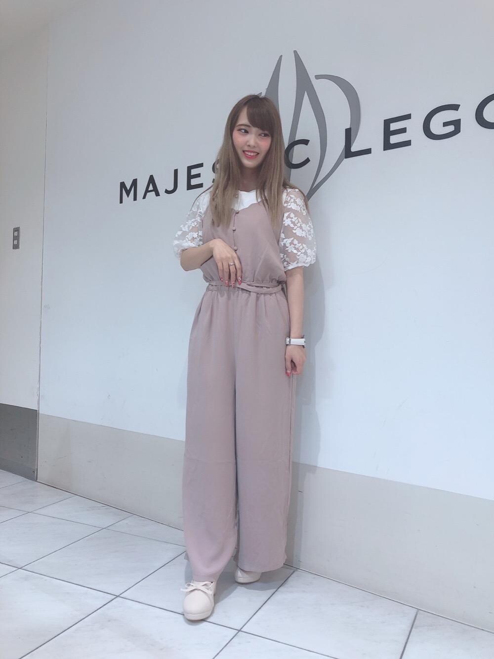「パンツ、パンプス、サロペット、リボン、トップス、バックリボン、MAJESTIC LEGON、スカラップ、シアー、マジェスティックレゴン」｜「MAJESTIC LEGONのリボンパンプス（パンプス、ホワイト系）」を使った、マジェスティックレゴン天王寺ミオ店スタッフさん（レディース・156cm）の夏コーディネートの1枚目の写真