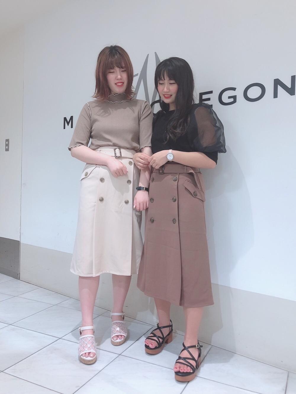 「スカート、トップス、サンダル、MAJESTIC LEGON、オーガンジー、マジェスティックレゴン、ウッドヒール、メロウ、トレンチライク」｜「MAJESTIC LEGONのオーガンジースリーブトップス（Tシャツ/カットソー、ブラック系）」を使った、マジェスティックレゴン天王寺ミオ店スタッフさん（レディース・156cm）の夏コーディネートの1枚目の写真