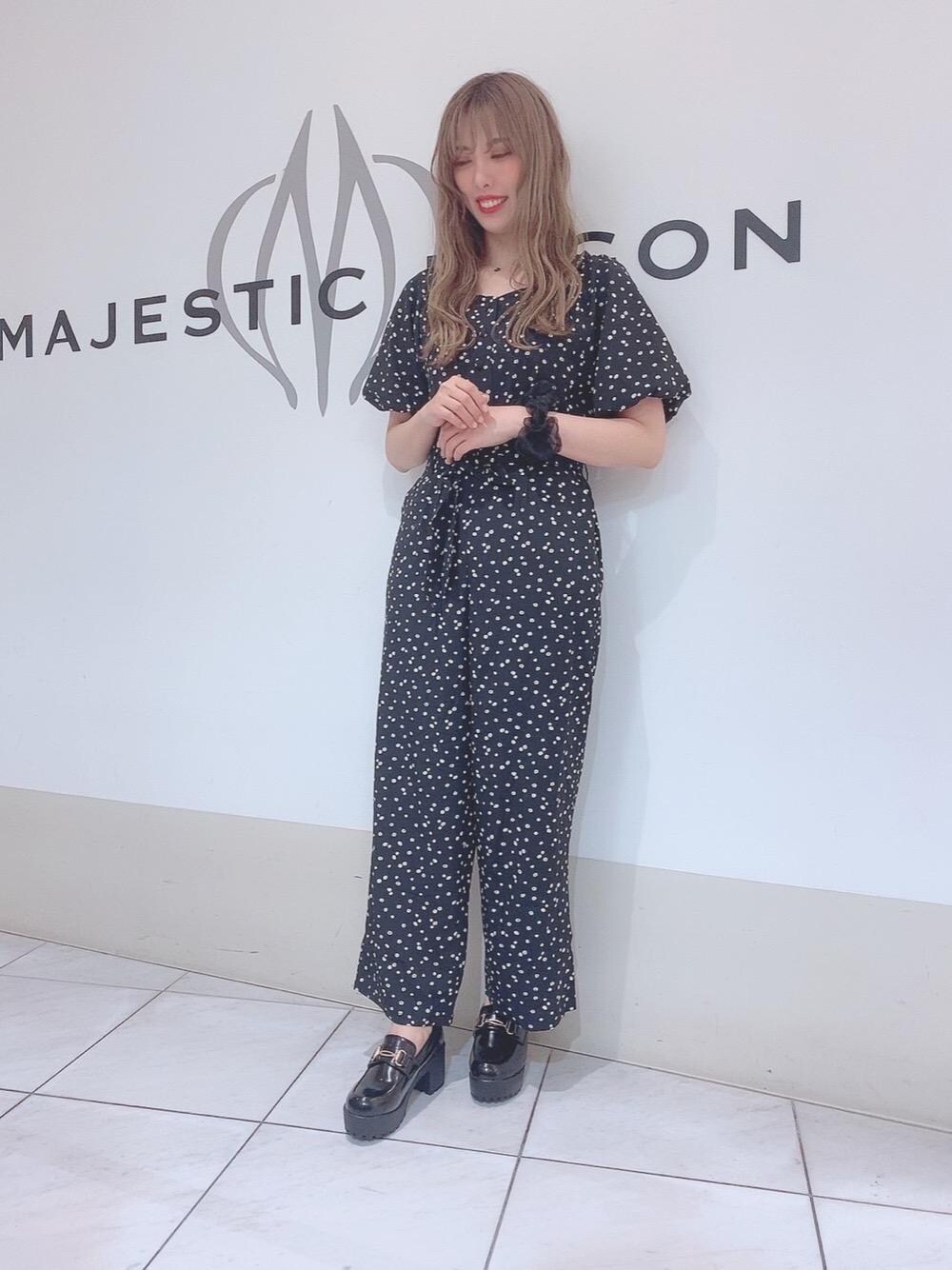 「ローファー、オールインワン、MAJESTIC LEGON、フラワー柄、マジェスティックレゴン」｜「MAJESTIC LEGONのビット付ローファー（ローファー、ブラック系）」を使った、マジェスティックレゴン天王寺ミオ店スタッフさん（レディース・156cm）の夏コーディネートの1枚目の写真