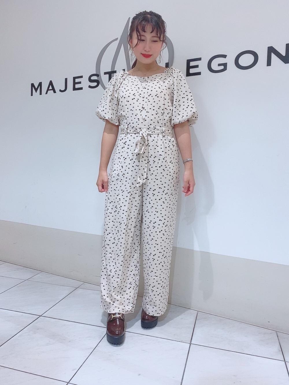 「パンツ、フラワー、ローファー、オールインワン、MAJESTIC LEGON、マジェスティックレゴン」｜「MAJESTIC LEGONのビット付ローファー（ローファー、ブラック系）」を使った、マジェスティックレゴン天王寺ミオ店スタッフさん（レディース・156cm）の夏コーディネートの1枚目の写真