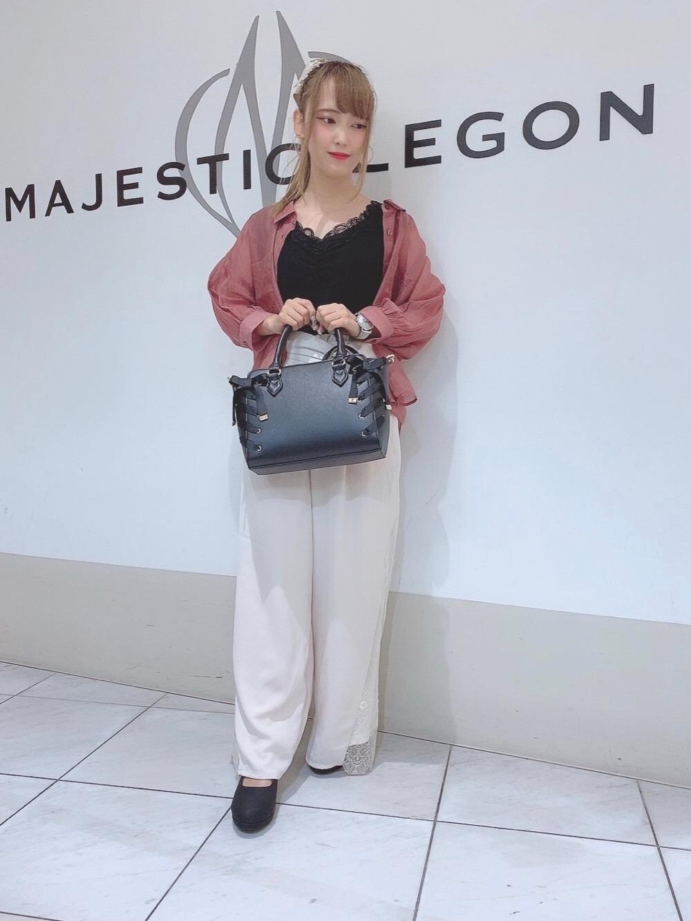 「パンプス、新作、人気、MAJESTIC LEGON、シアーシャツ、スカラップ、レースパンツ、マジェスティックレゴン、綺麗め、レースインナー」｜「MAJESTIC LEGONのフカフカパンプス（パンプス、ブラック系）」を使った、マジェスティックレゴン天王寺ミオ店スタッフさん（レディース・156cm）の夏コーディネートの1枚目の写真