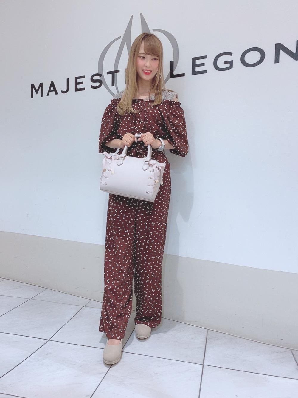 「パンプス、オールインワン、レース、レースアップ、ヘアアレンジ、バック、インナー、オフショル、MAJESTIC LEGON、マジェスティックレゴン」｜「MAJESTIC LEGONのフカフカパンプス（パンプス、ベージュ系）」を使った、マジェスティックレゴン天王寺ミオ店スタッフさん（レディース・156cm）の夏コーディネートの1枚目の写真