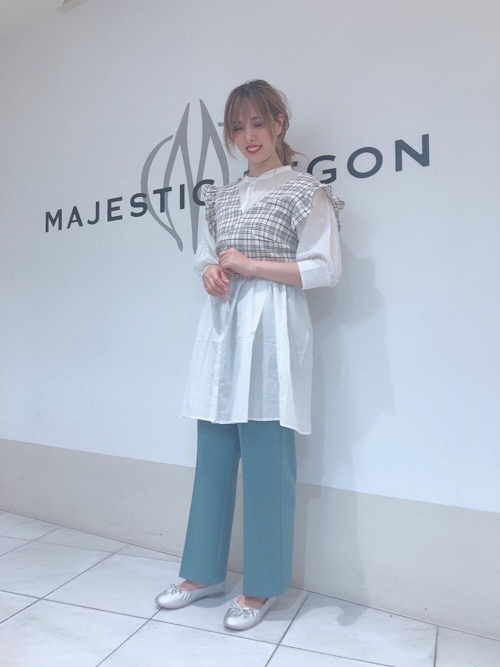 「パンツ、カラーパンツ、トップス、ビスチェ、チュニック、バレエシューズ、MAJESTIC LEGON、マジェスティックレゴン、セットアイテム」｜「MAJESTIC LEGONのギャザーフィットバレエ（バレエシューズ、シルバー系）」を使った、マジェスティックレゴン天王寺ミオ店スタッフさん（レディース・156cm）の夏コーディネートの1枚目の写真