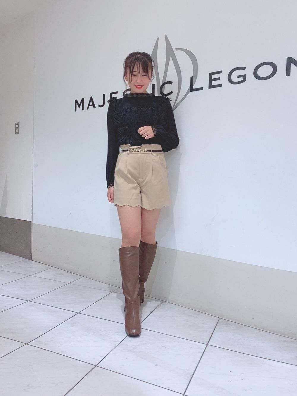 「ブラウス、ショートパンツ、パール、レース、ロングブーツ、ベルト、MAJESTIC LEGON、スカラップ、シアー、マジェスティックレゴン」｜「MAJESTIC LEGONのフェミニンゴムベルト（ベルト、その他）」を使った、マジェスティックレゴン天王寺ミオ店スタッフさん（レディース・156cm）の夏コーディネートの1枚目の写真