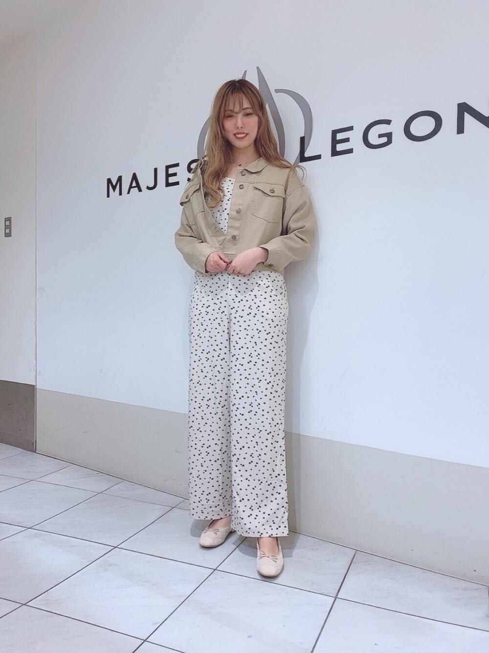 「アウター、オールインワン、Gジャン、MAJESTIC LEGON、マジェスティックレゴン、バレエパンプス」｜「MAJESTIC LEGONのギャザーフィットバレエ（バレエシューズ、ホワイト系）」を使った、マジェスティックレゴン天王寺ミオ店スタッフさん（レディース・156cm）の秋コーディネートの1枚目の写真