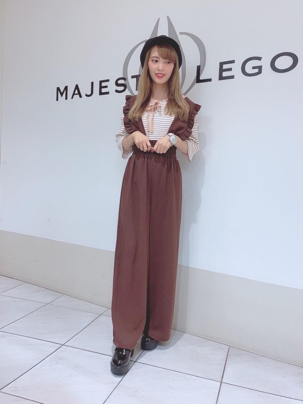 「サロペット、ローファー、リボン、キャスケット、ヒール、デート、MAJESTIC LEGON、マジェスティックレゴン、パワショル、秋コーデ」｜「MAJESTIC LEGONのフカフカパンプス（パンプス、ブラック系）」を使った、マジェスティックレゴン天王寺ミオ店スタッフさん（レディース・156cm）の秋コーディネートの1枚目の写真