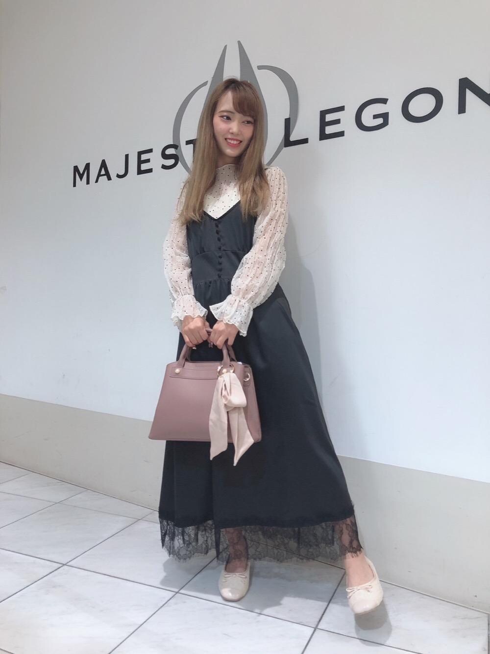 「シューズ、ドット柄、MAJESTIC LEGON、マジェスティックレゴン、キャミワンピース、サテン、サテンワンピース、綺麗めコーデ、ドットトップス、キルティングシューズ」｜「MAJESTIC LEGONのキルティングバレエシューズ（バレエシューズ、ホワイト系）」を使った、マジェスティックレゴン天王寺ミオ店スタッフさん（レディース・156cm）の秋コーディネートの1枚目の写真