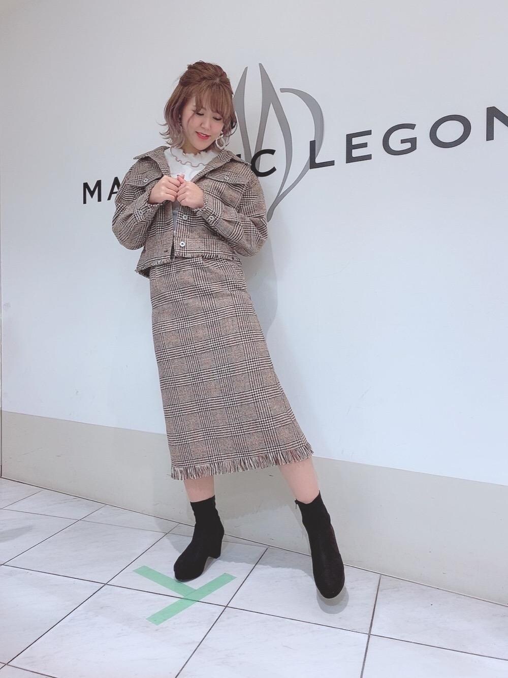 「ジャケット、セットアップ、ブーツ、チェック柄、MAJESTIC LEGON、マジェスティックレゴン、フリンジスカート、Iラインスカート」｜「MAJESTIC LEGONのストレッチブーツ（ブーツ、ブラック系）」を使った、マジェスティックレゴン天王寺ミオ店スタッフさん（レディース・156cm）の秋コーディネートの1枚目の写真