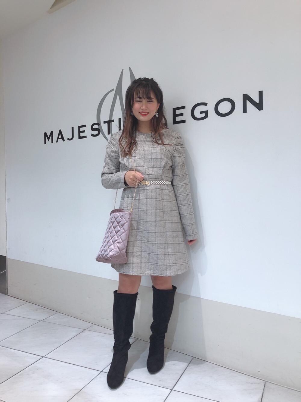 「ワンピース、チェック柄、ロングブーツ、ベルト、MAJESTIC LEGON、マジェスティックレゴン、パワショル、パールベルト、きんちゃくバック」｜「MAJESTIC LEGONのストレートロングブーツ（ブーツ、ブラック系）」を使った、マジェスティックレゴン天王寺ミオ店スタッフさん（レディース・156cm）の秋コーディネートの1枚目の写真