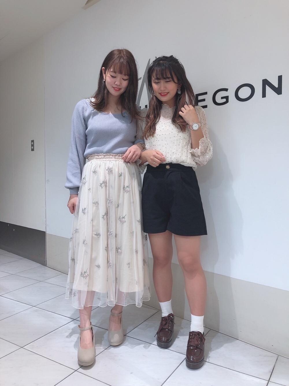 ベージュ系のパンプス、ホワイト系のシャツ/ブラウス、ブルー系のニット/セーターを着用したレディースの秋コーディネートの1枚目の写真