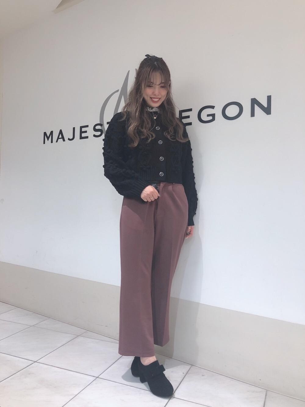 「カーディガン、パンツ、トップス、ブーティー、ストレートパンツ、MAJESTIC LEGON、マジェスティックレゴン、ケーブルカーディガン、リボンブーティー」｜「MAJESTIC LEGONのレトロメロウレーストップス（Tシャツ/カットソー、ホワイト系）」を使った、マジェスティックレゴン天王寺ミオ店スタッフさん（レディース・156cm）の秋コーディネートの1枚目の写真