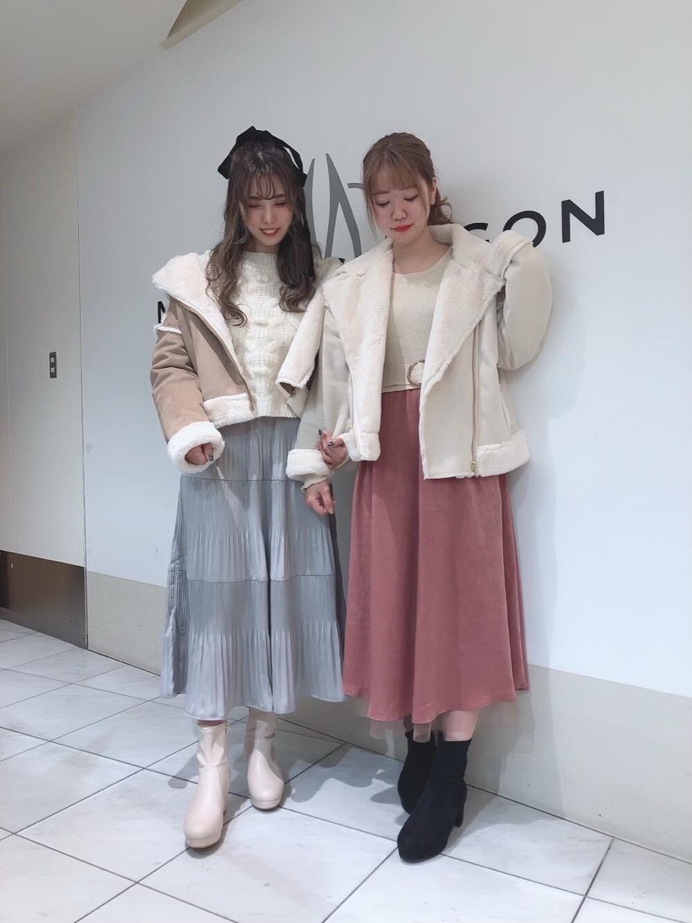 「ファー、ニット、ワンピース、スカート、ブーツ、ニットワンピ、ライダース、リボン、MAJESTIC LEGON、マジェスティックレゴン」｜「MAJESTIC LEGONのストレッチブーツ（ブーツ、ホワイト系）」を使った、マジェスティックレゴン天王寺ミオ店スタッフさん（レディース・156cm）の秋コーディネートの1枚目の写真