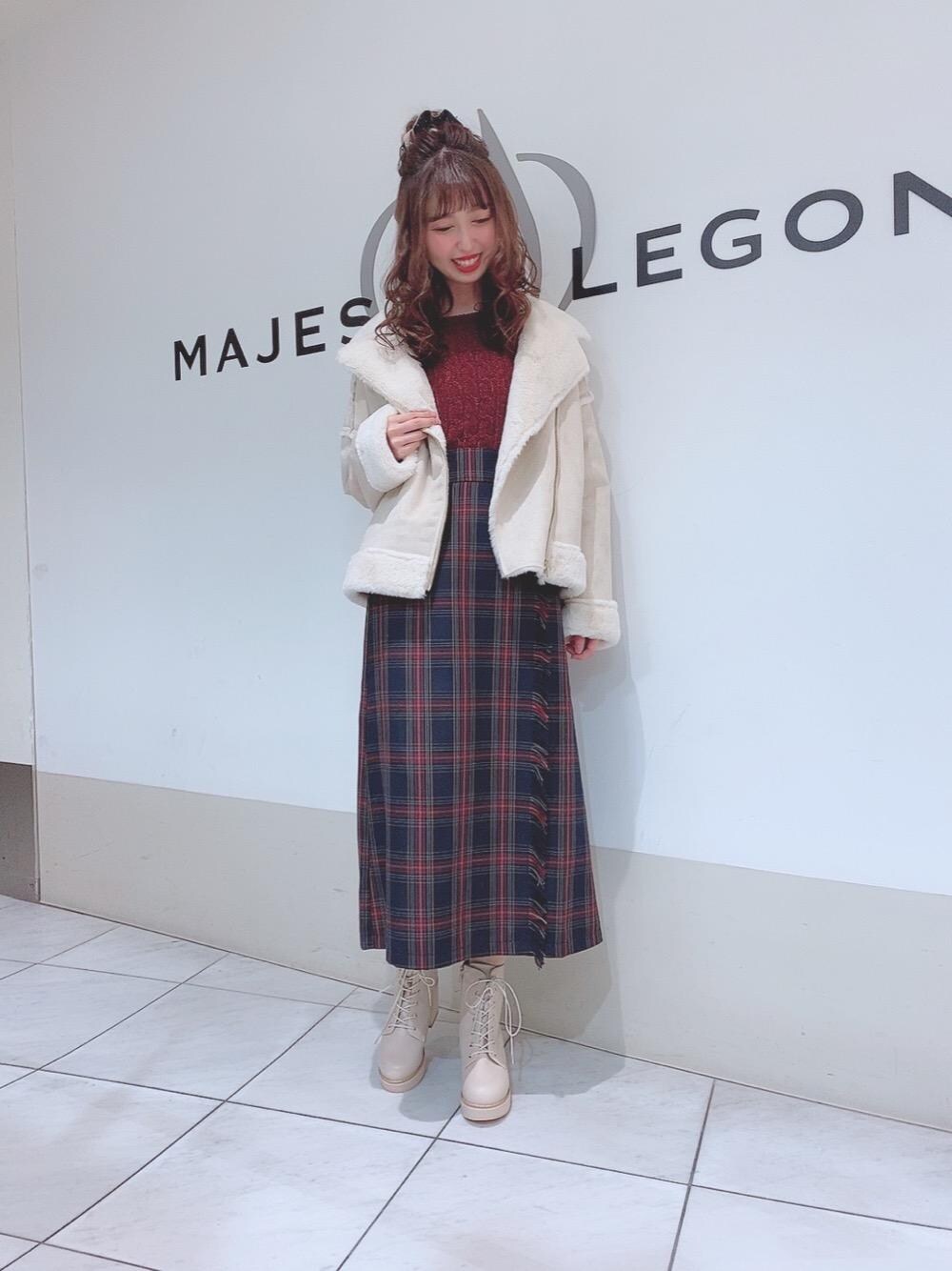 「ニット、スカート、ブーツ、ライダース、レースアップブーツ、MAJESTIC LEGON、マジェスティックレゴン、パワショル、ファーライダース、Iラインスカート」｜「MAJESTIC LEGONのレースアップボリュームブーツ（ブーツ、ホワイト系）」を使った、マジェスティックレゴン天王寺ミオ店スタッフさん（レディース・156cm）の秋コーディネートの1枚目の写真