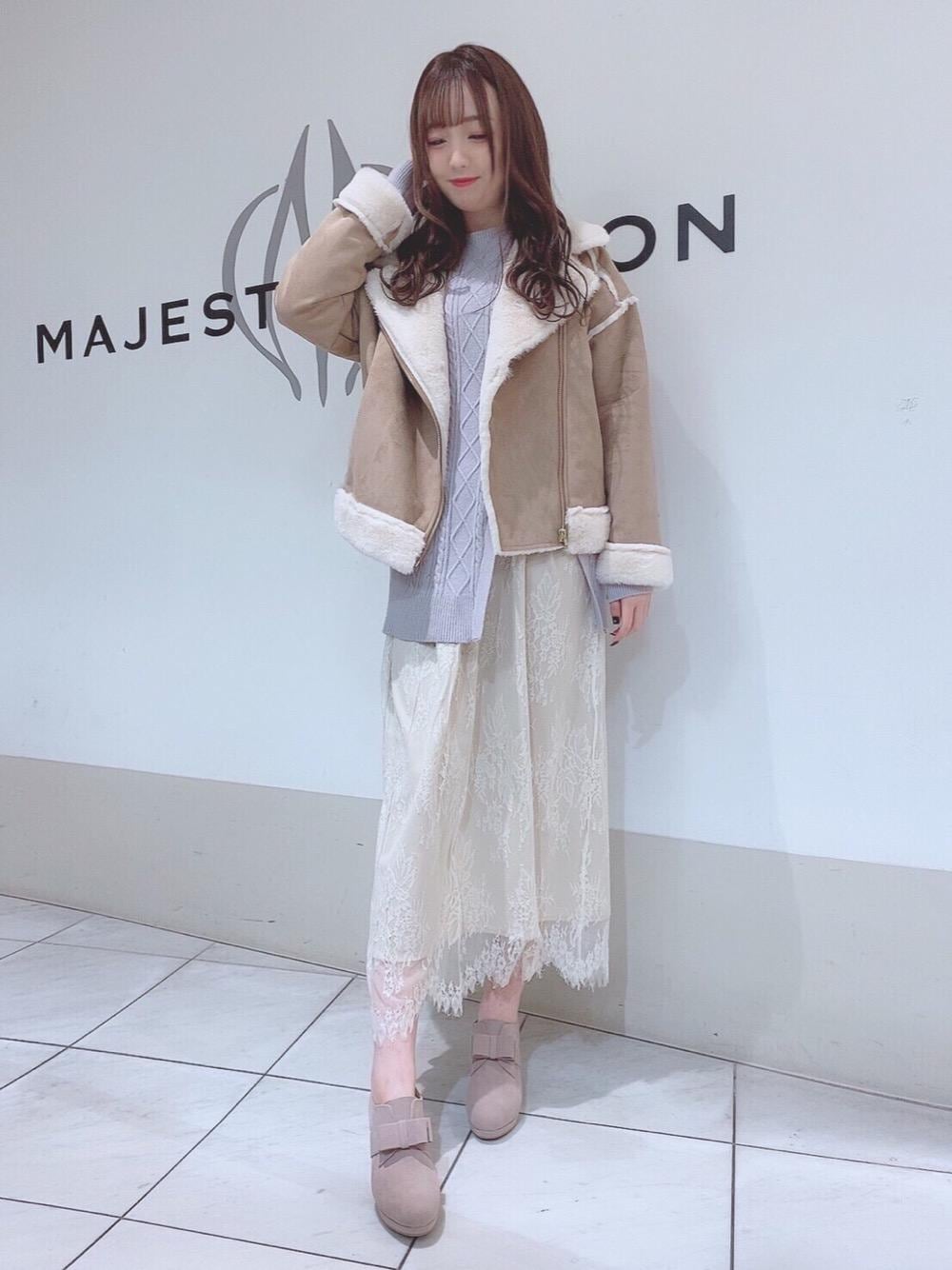 「アウター、ムートン、ニットワンピース、ブーティー、ラベンダー、ニットチュニック、女子会、MAJESTIC LEGON、マジェスティックレゴン、天王寺ミオ」｜「MAJESTIC LEGONのリボンブーティー（ブーツ、ベージュ系）」を使った、マジェスティックレゴン天王寺ミオ店スタッフさん（レディース・156cm）の秋コーディネートの1枚目の写真