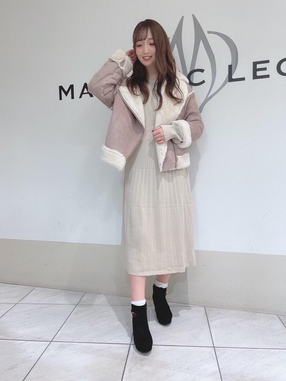 「ショートブーツ、ニットワンピース、デート、フェイクムートン、白ニット、ワントーン、MAJESTIC LEGON、マジェスティックレゴン、冬アウター、天王寺ミオ」｜「MAJESTIC LEGONのサイドビットブーツ（ブーツ、ブラック系）」を使った、マジェスティックレゴン天王寺ミオ店スタッフさん（レディース・156cm）の秋コーディネートの1枚目の写真