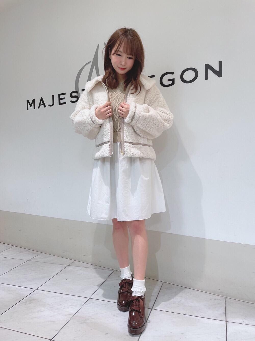 「ワンピース、ケーブルニット、レースアップシューズ、ボアジャケット、女子会、MAJESTIC LEGON、マジェスティックレゴン、秋冬コーデ、ドッキングワンピース、冬アウター」｜「MAJESTIC LEGONのレースアップボリュームシューズ（その他シューズ、ブラウン系）」を使った、マジェスティックレゴン天王寺ミオ店スタッフさん（レディース・156cm）の秋コーディネートの1枚目の写真