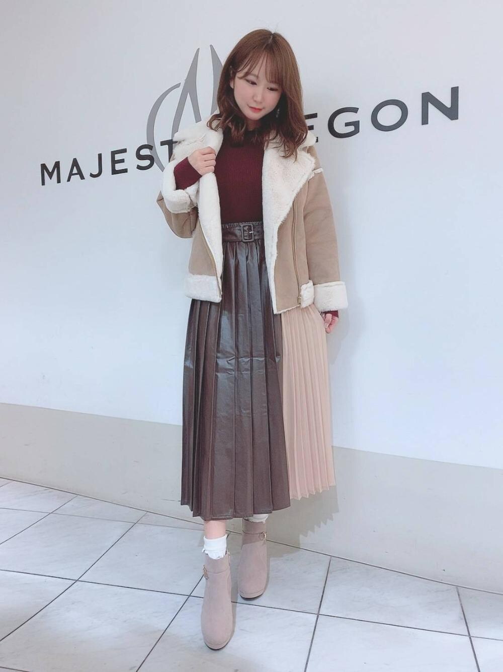 「ボルドー、レザースカート、ショートブーツ、フェイクムートン、プリーツスカート、女子会、MAJESTIC LEGON、マジェスティックレゴン、冬アウター、ｺﾝｼｬｽｽﾘｰﾌﾞﾄｯﾌﾟｽ」｜「MAJESTIC LEGONのサイドビットブーツ（ブーツ、ベージュ系）」を使った、マジェスティックレゴン天王寺ミオ店スタッフさん（レディース・156cm）の秋コーディネートの1枚目の写真
