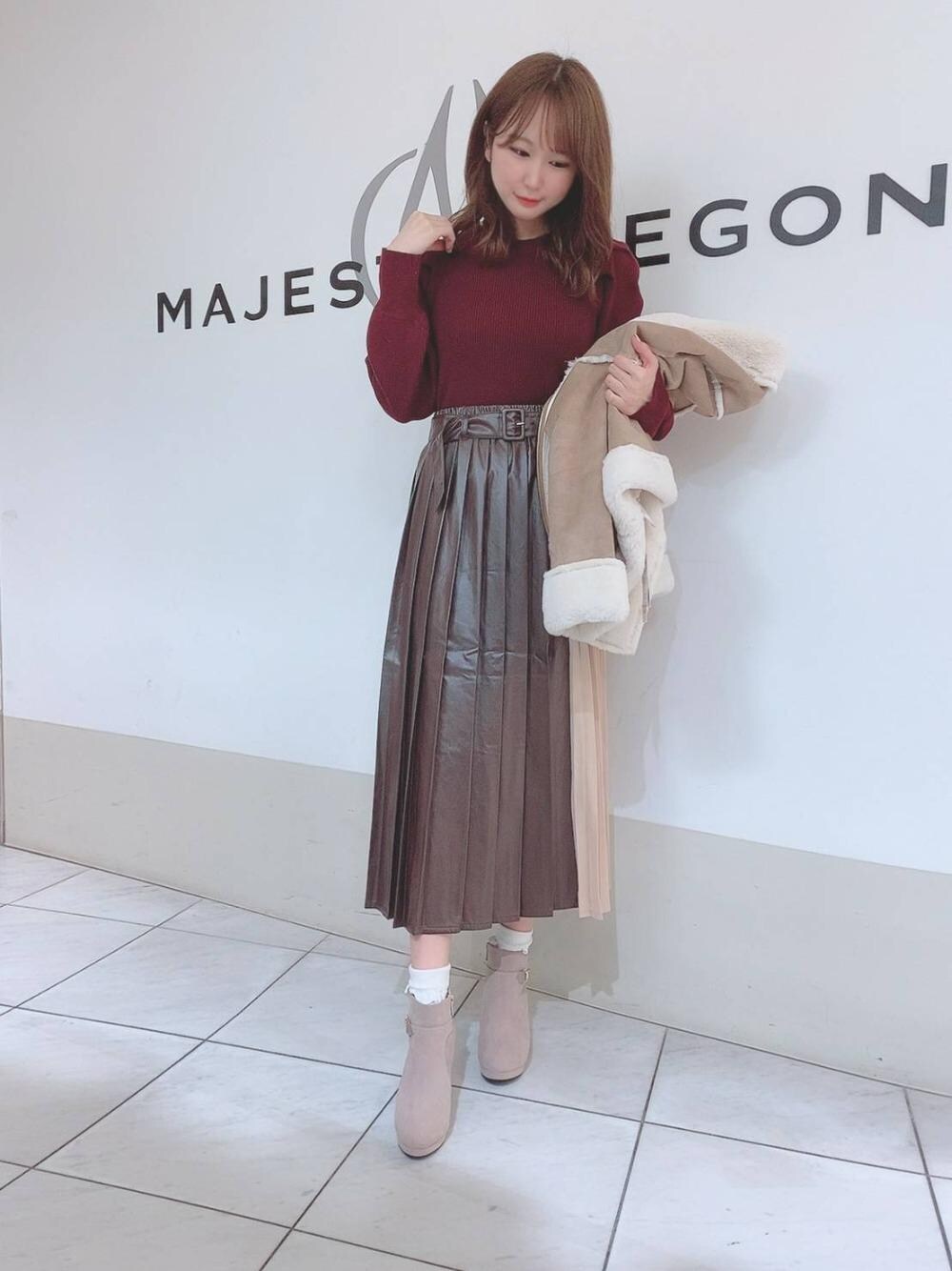「アウター、ボルドー、レザースカート、ショートブーツ、デート、フェイクムートン、MAJESTIC LEGON、マジェスティックレゴン、天王寺ミオ、ｺﾝｼｬｽｽﾘｰﾌﾞﾄｯﾌﾟｽ」｜「MAJESTIC LEGONのサイドビットブーツ（ブーツ、ベージュ系）」を使った、マジェスティックレゴン天王寺ミオ店スタッフさん（レディース・156cm）の秋コーディネートの1枚目の写真