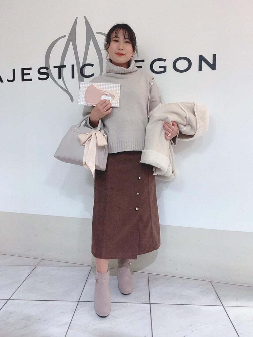 「ニット、スカート、アシンメトリー、ブラウン、ボタン、MAJESTIC LEGON、グレージュ、マジェスティックレゴン、肩あきニット、レディアイラインスカート」｜「MAJESTIC LEGONのフェイクスエードファーライダース（ライダースジャケット、ホワイト系）」を使った、マジェスティックレゴン天王寺ミオ店スタッフさん（レディース・156cm）の秋コーディネートの1枚目の写真