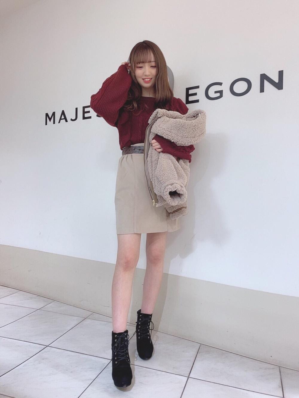 「ニット、コーデュロイ、スカート、ブラック、ボルドー、ショートブーツ、MAJESTIC LEGON、アイボリー、マジェスティックレゴン、パワショル」｜「MAJESTIC LEGONのレースアップブーツ（ブーツ、ブラック系）」を使った、マジェスティックレゴン天王寺ミオ店スタッフさん（レディース・156cm）の秋コーディネートの1枚目の写真