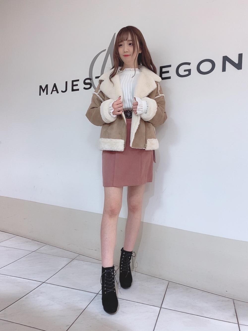 「アウター、ブラウス、コーデュロイ、スカート、ブーツ、ファーコート、ガーリー、MAJESTIC LEGON、マジェスティックレゴン、大人気」｜「MAJESTIC LEGONのレースアップブーツ（ブーツ、ブラック系）」を使った、マジェスティックレゴン天王寺ミオ店スタッフさん（レディース・156cm）の秋コーディネートの1枚目の写真