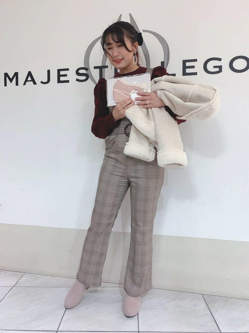 「チェック、アウター、サロペット、マスク、ボルドー、ショートブーツ、フェイクムートン、リブニット、MAJESTIC LEGON、マジェスティックレゴン」｜「MAJESTIC LEGONのサイドビットブーツ（ブーツ、ベージュ系）」を使った、マジェスティックレゴン天王寺ミオ店スタッフさん（レディース・156cm）の秋コーディネートの1枚目の写真
