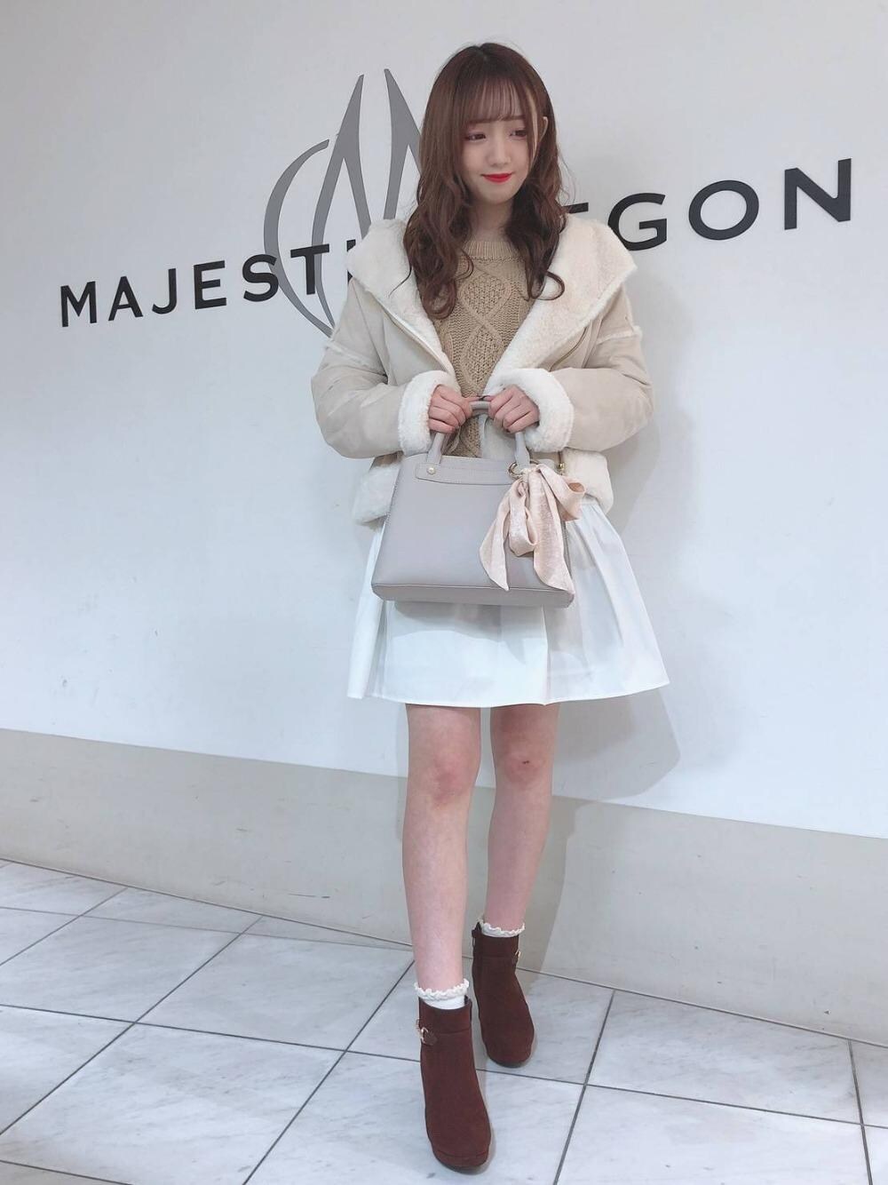 「アウター、レイヤード、ケーブルニット、ショートブーツ、デート、フェイクムートン、クリスマス、MAJESTIC LEGON、マジェスティックレゴン、ティアード」｜「MAJESTIC LEGONのリボン付パールポイントバッグ（ハンドバッグ、ベージュ系）」を使った、マジェスティックレゴン天王寺ミオ店スタッフさん（レディース・156cm）の冬コーディネートの1枚目の写真