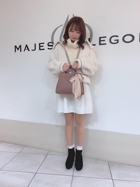 「オフホワイト」｜「アイテム（その他アウター）」を使った、マジェスティックレゴン天王寺ミオ店スタッフさん（レディース・156cm）の冬コーディネート