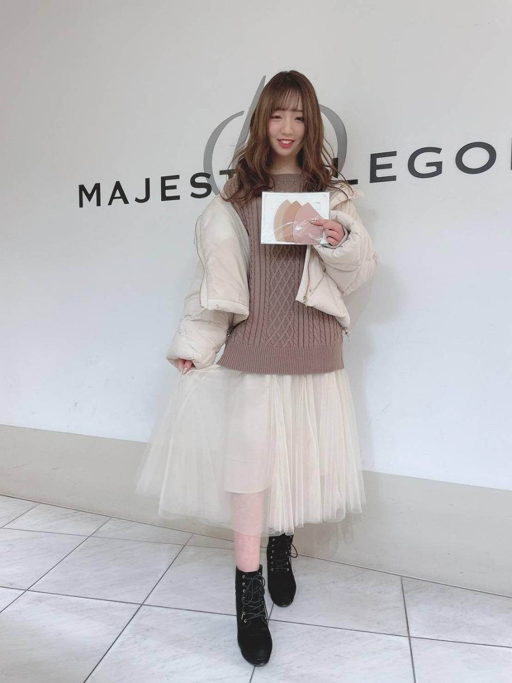 「アウター、ダウン、ケーブルニット、ショートブーツ、チュールスカート、ロングニット、クリスマス、レースアップブーツ、MAJESTIC LEGON、マジェスティックレゴン」｜「MAJESTIC LEGONのレースアップブーツ（ブーツ、ブラック系）」を使った、マジェスティックレゴン天王寺ミオ店スタッフさん（レディース・156cm）の冬コーディネートの1枚目の写真